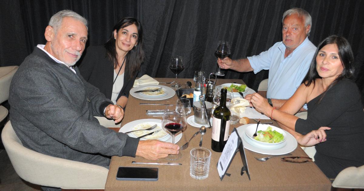 MUacuteSICA EN VIVO Y GASTRONOMIacuteA