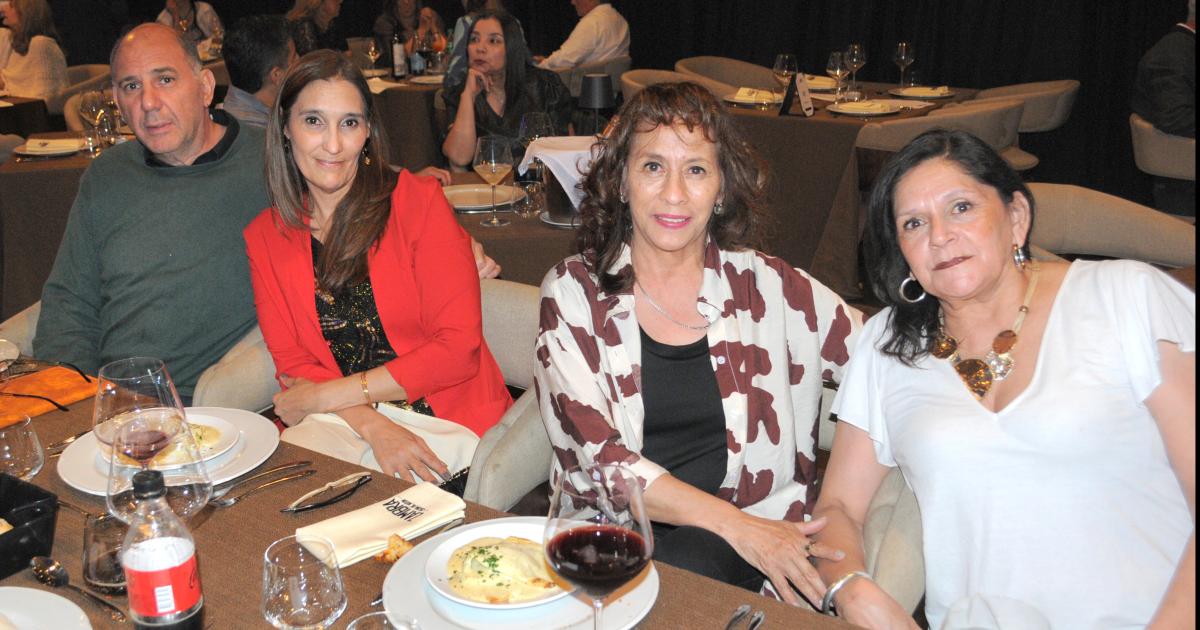 MUacuteSICA EN VIVO Y GASTRONOMIacuteA