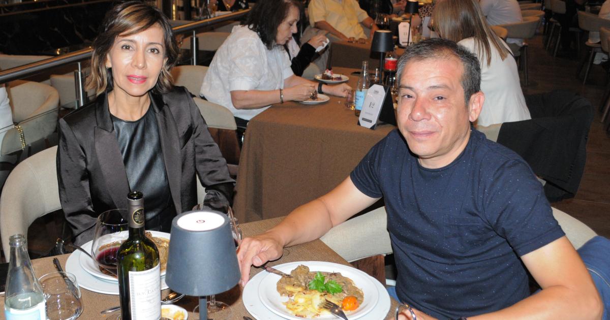 MUacuteSICA EN VIVO Y GASTRONOMIacuteA