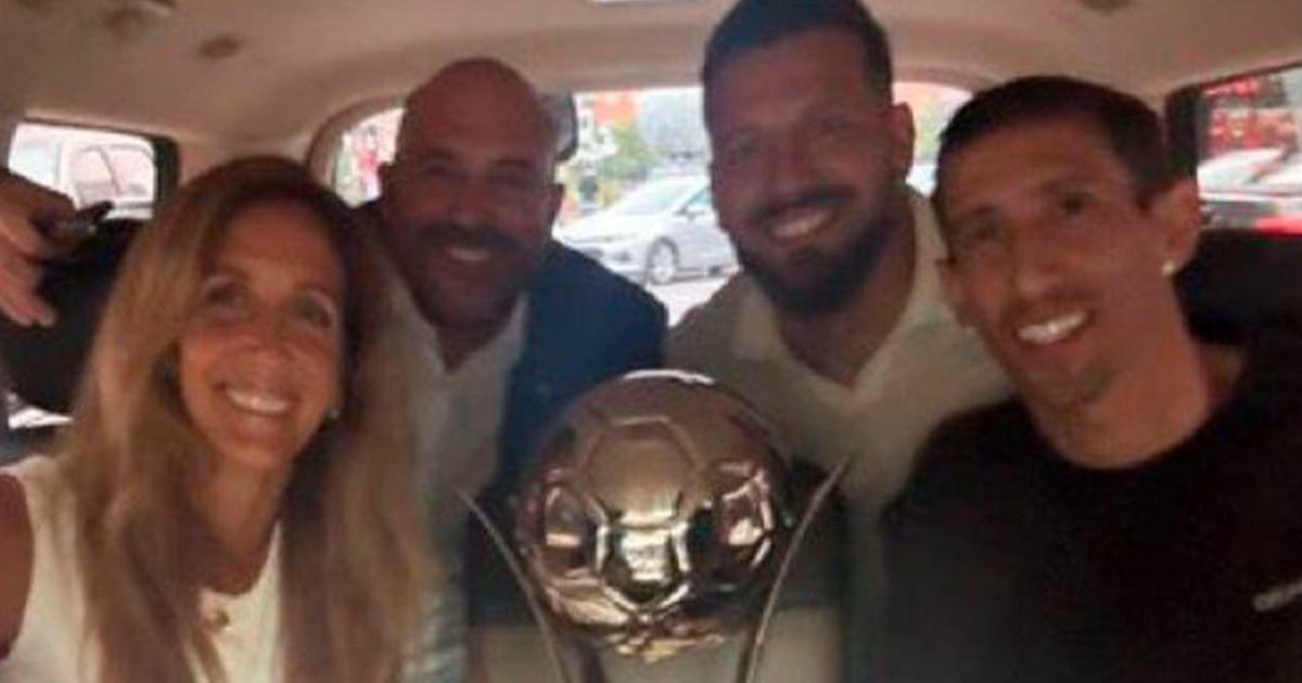 Di Mari� y las autoridades de Rosario Central después de recibir el premio