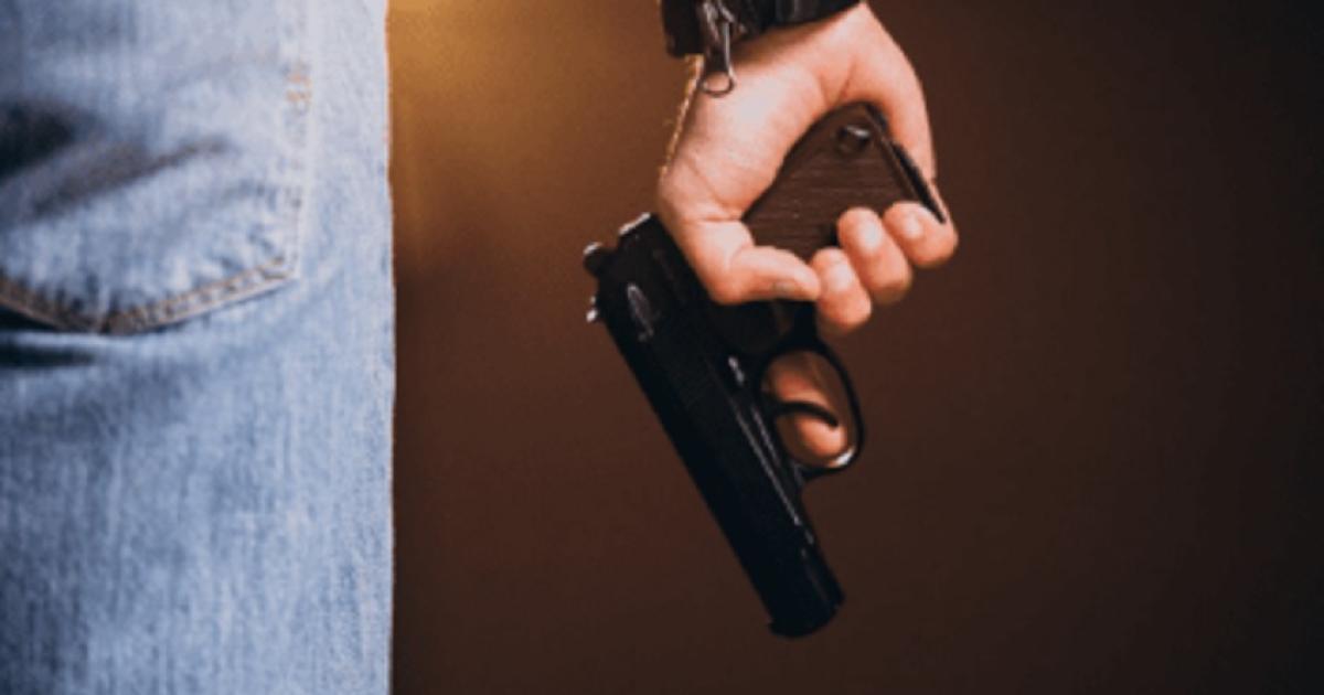 Amenazoacute con una pistola a una mujer por un estacionamiento y terminoacute detenido