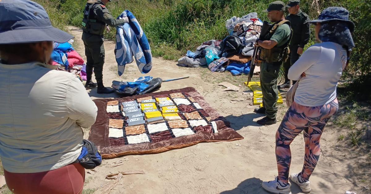 Patrulla de gendarmes detuvo a dos personas que caminaban en el monte con 46 kilos de cocaiacutena cargados a sus espaldas