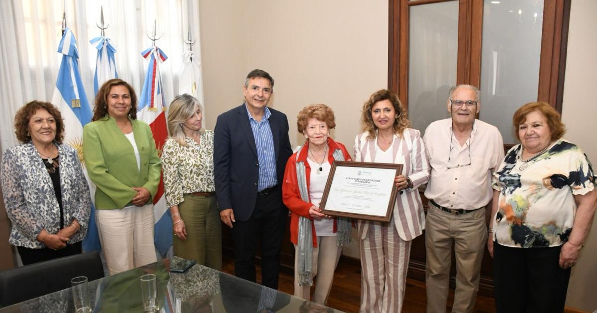 Fuentes otorgoacute la distincioacuten Ciudadana Centenaria a Yolanda Paz de Scaglione