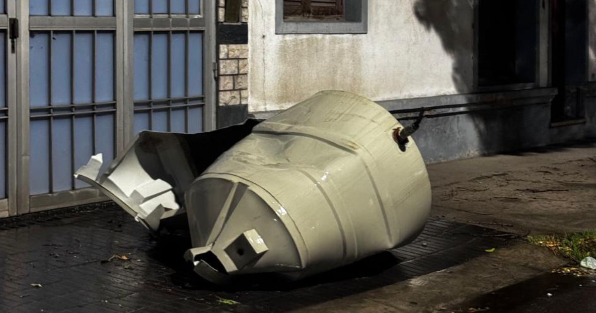 Tanque de agua arrastrado por el viento en la calle Mendoza casi Buenos Aires