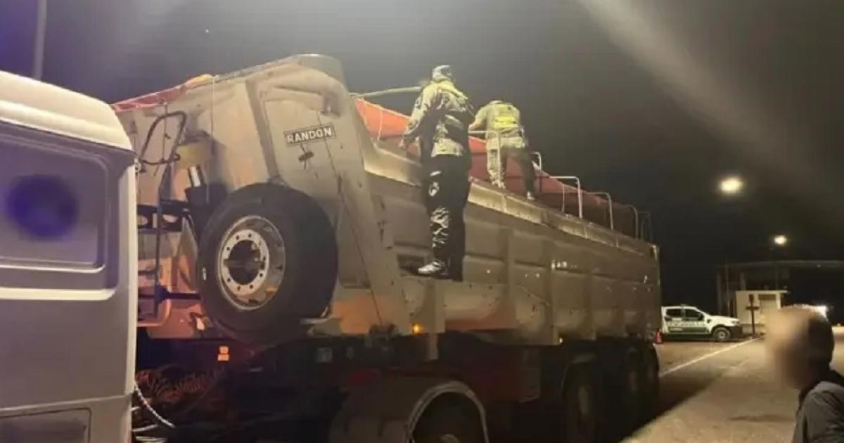 Interceptan un camioacuten con 30 toneladas de cuarzo sin documentacioacuten en Ruta 141