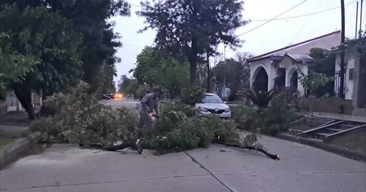 El fuerte viento hizo volar techos y cortoacute servicios en Las Termas