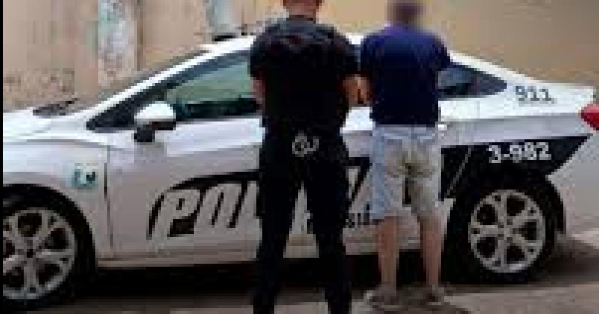 Detienen a un hombre que filmaba a menores en una cafeteriacutea y se resistioacute a la Policiacutea