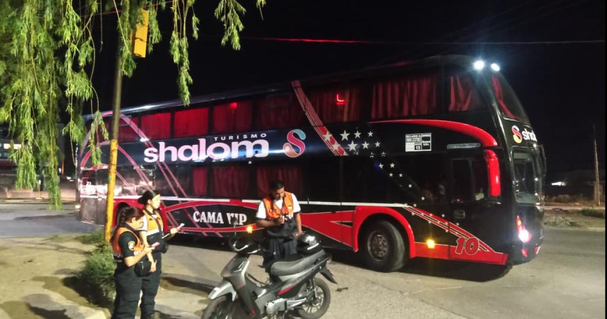 Accidente en Av Coloacuten y Soliacutes- un cadete de policiacutea resultoacute herido tras ser embestido por un colectivo