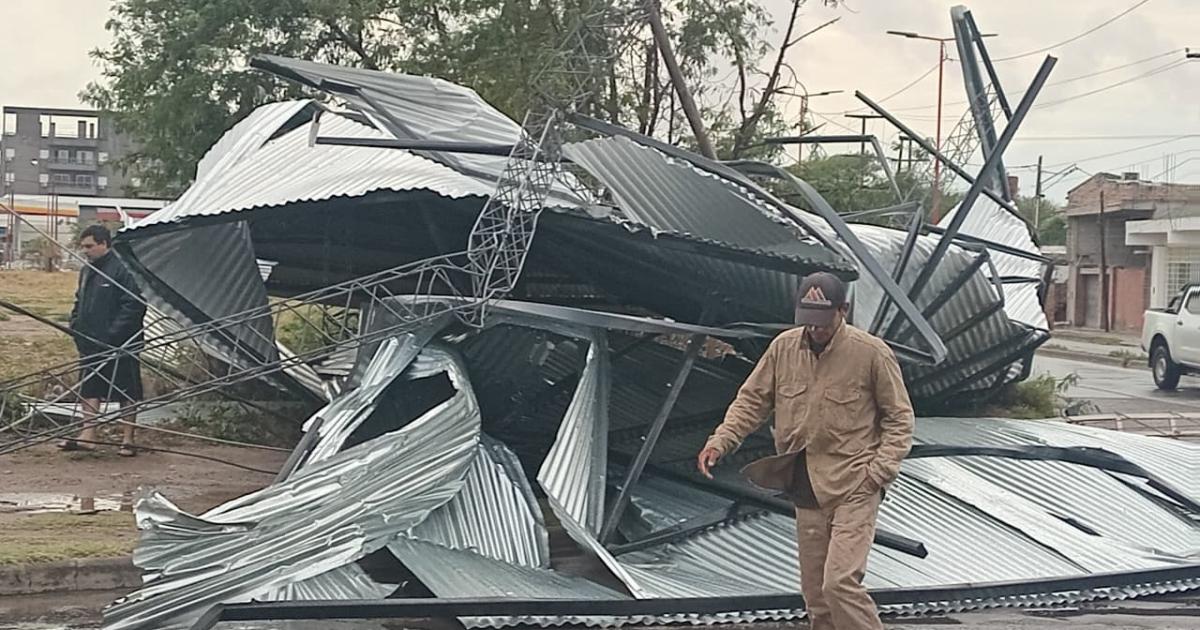 Caos y destrozos por el temporal- aacuterboles caiacutedos voladura de techos y autos dantildeados