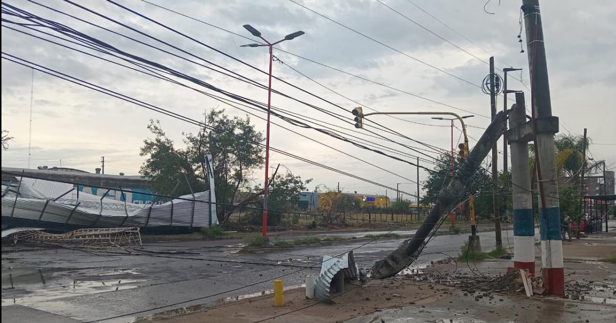 Vientos huracanados de maacutes de 100 kmh devastaron Santiago en plena madrugada