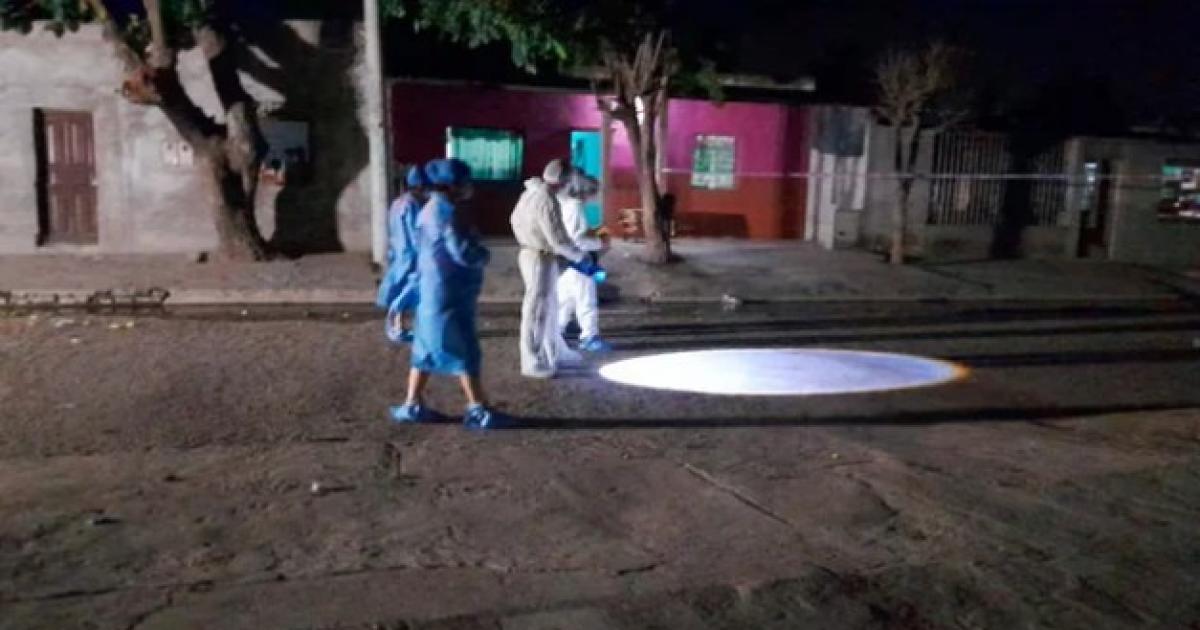 Personal policial trabajando anoche en la escena del hecho