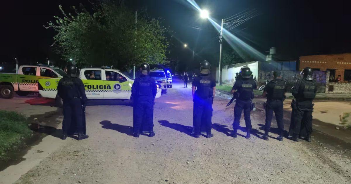 Las autoridades policiales intentaron controlar la situación en el barrio San Cayetano