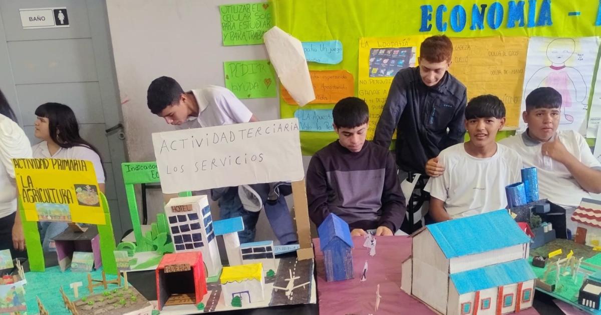 La Secundaria Municipal realizoacute su Muestra Anual