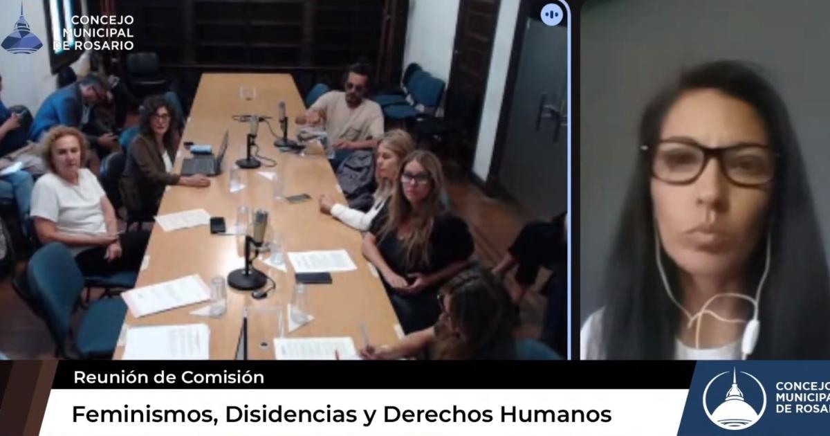 Madre santiaguentildea expuso en Santa Fe sobre la investigacioacuten por la muerte de su hijo