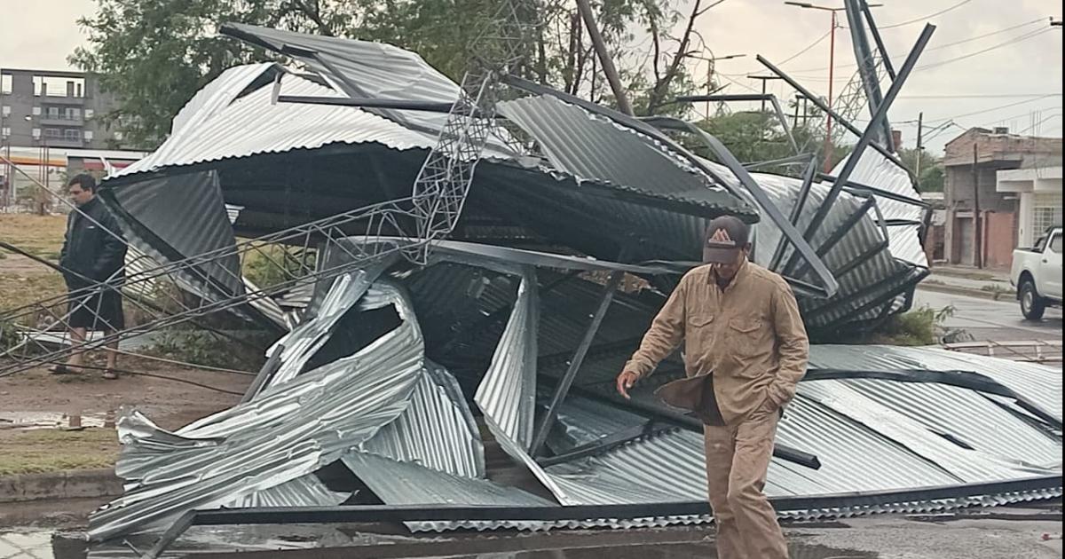 Vientos huracanados de maacutes de 100 kmh devastaron Santiago en plena madrugada