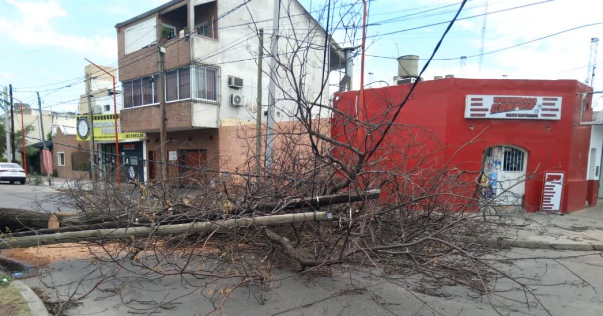 Vientos huracanados de maacutes de 100 kmh devastaron Santiago en plena madrugada