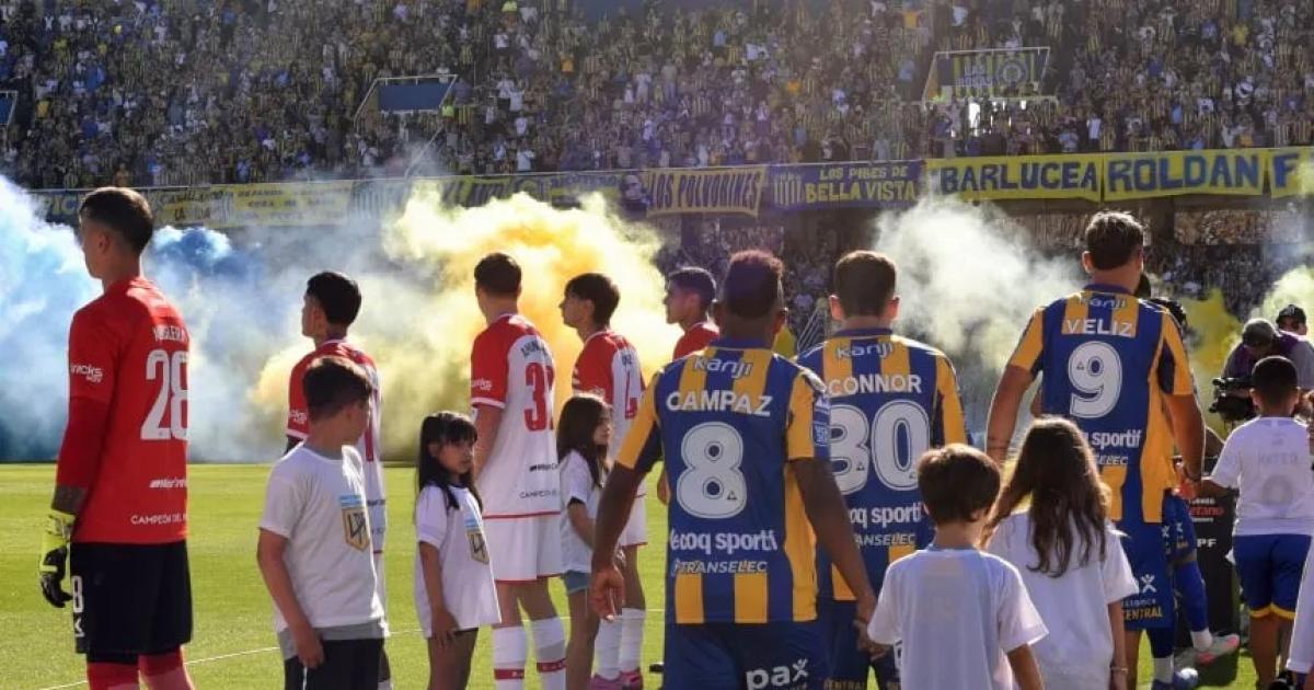 Estudiantes hizo el pasillo de espaldas a Rosario Central en medio de la poleacutemica por el tiacutetulo