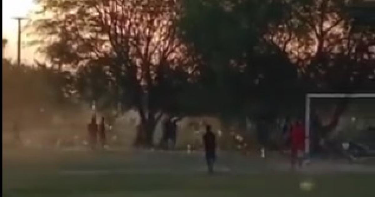 Partido de fuacutetbol terminoacute en batalla campal con un policiacutea baleado en mano