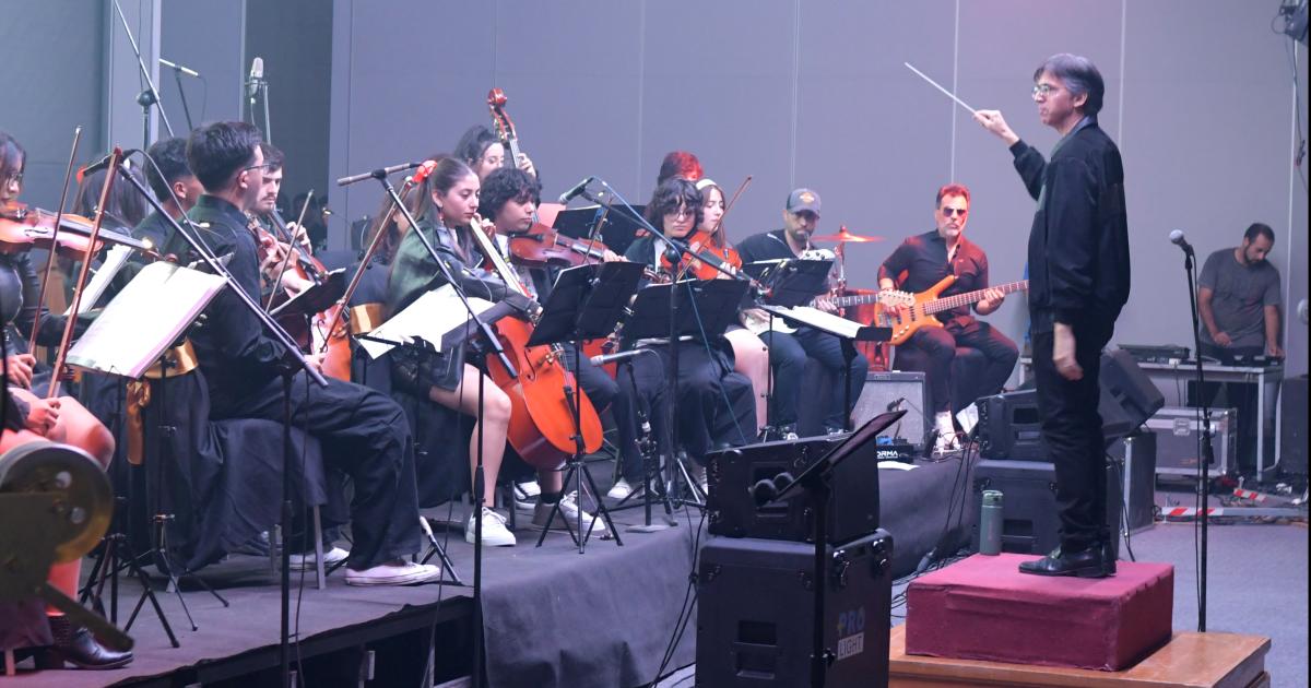 CONCIERTO RETRO POP EN EL FOacuteRUM