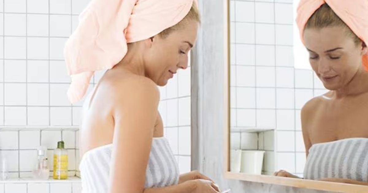 Ducharse con lentes de contacto iquestHay riesgo de infecciones oculares graves