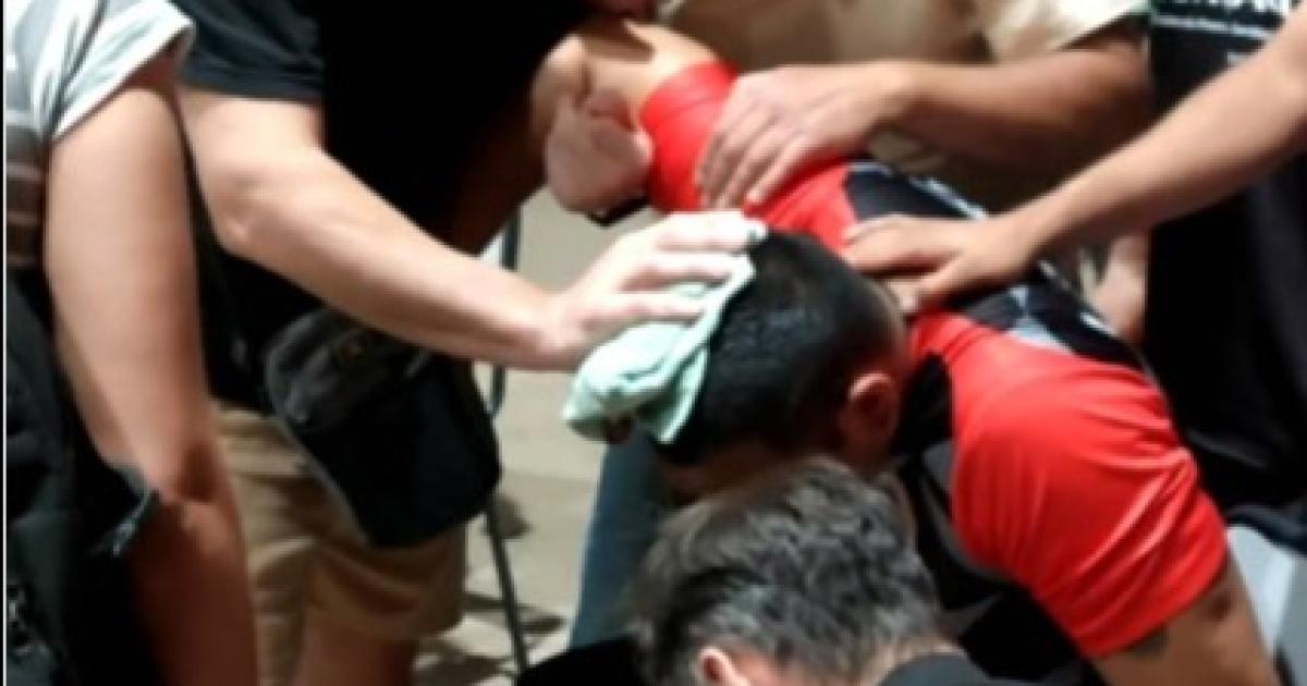 El rbitro fue retirado en ambulancia