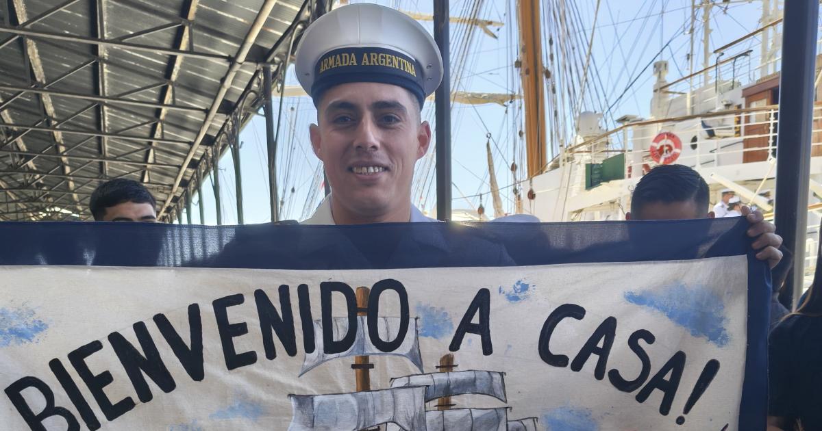 El emocionante regreso de Joseacute Medrin Serrano el joven marino loretano que dio la vuelta al mundo en la Fragata Libertad