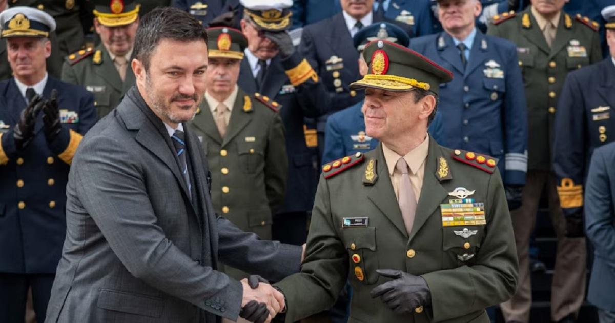 Llegaron los primeros Stryker al paiacutes- Petri y su sucesor los presentaraacuten oficialmente