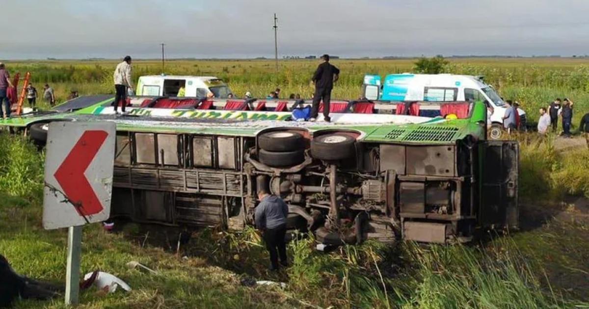 Tragedia en la Ruta 2- dos muertos y varios pasajeros heridos tras volcar un colectivo turiacutestico