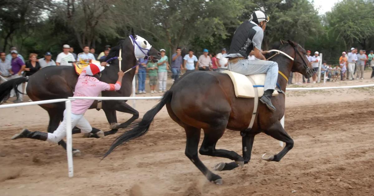 CARRERAS Y MUERTE- Después del triunfo de un caballo estalló una trifulca Los visitantes fueron a cobrar y la respuesta fue no Hubo gritos golpes sillazos y la tragedia del santafecino