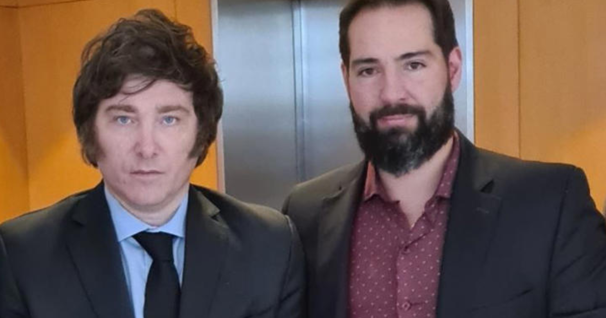 Martín Antolín junto a Javier Milei en 2022