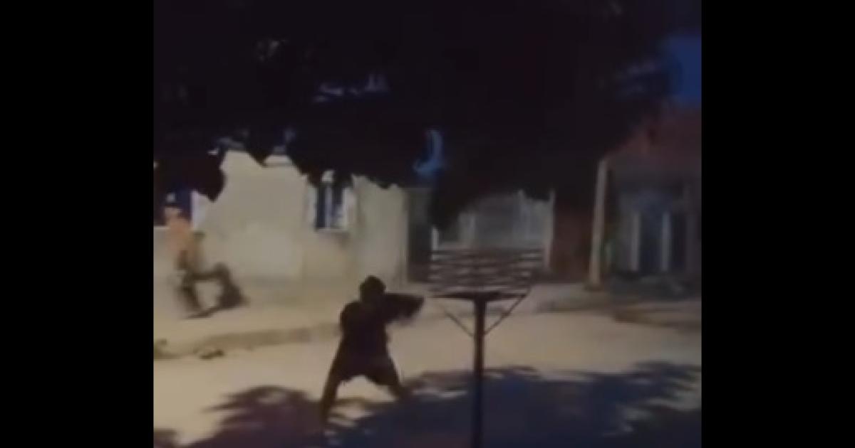 VIDEO Disturbios y pelea entre bandas con menores en Bordm La Catoacutelica- Usan armas como cuchillo y tumberas