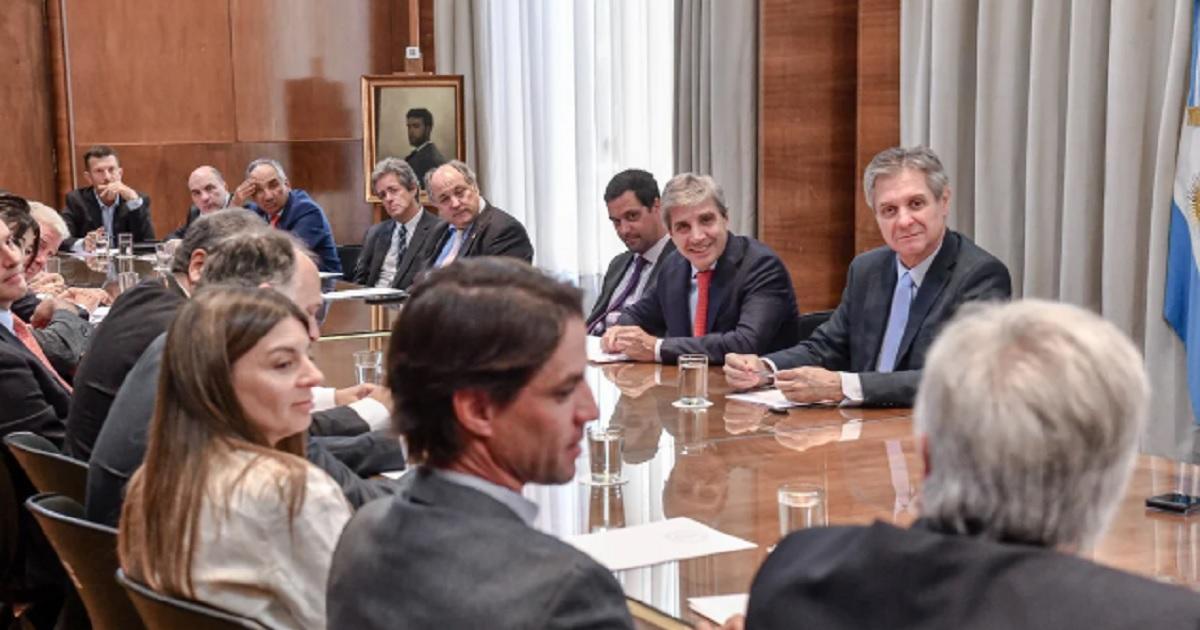Caputo se reunioacute con empresarios britaacutenicos y vaticinoacute un 2026 espectacular para la economiacutea argentina