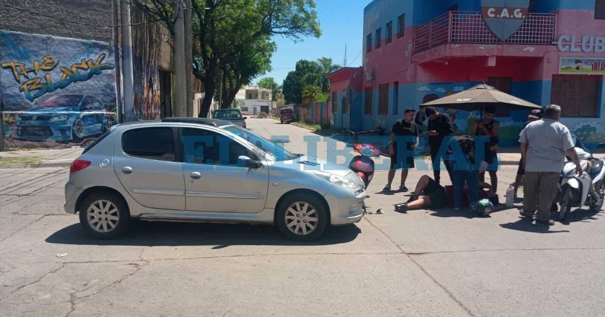Manejoacute en contramano chocoacute una moto y un joven terminoacute hospitalizado