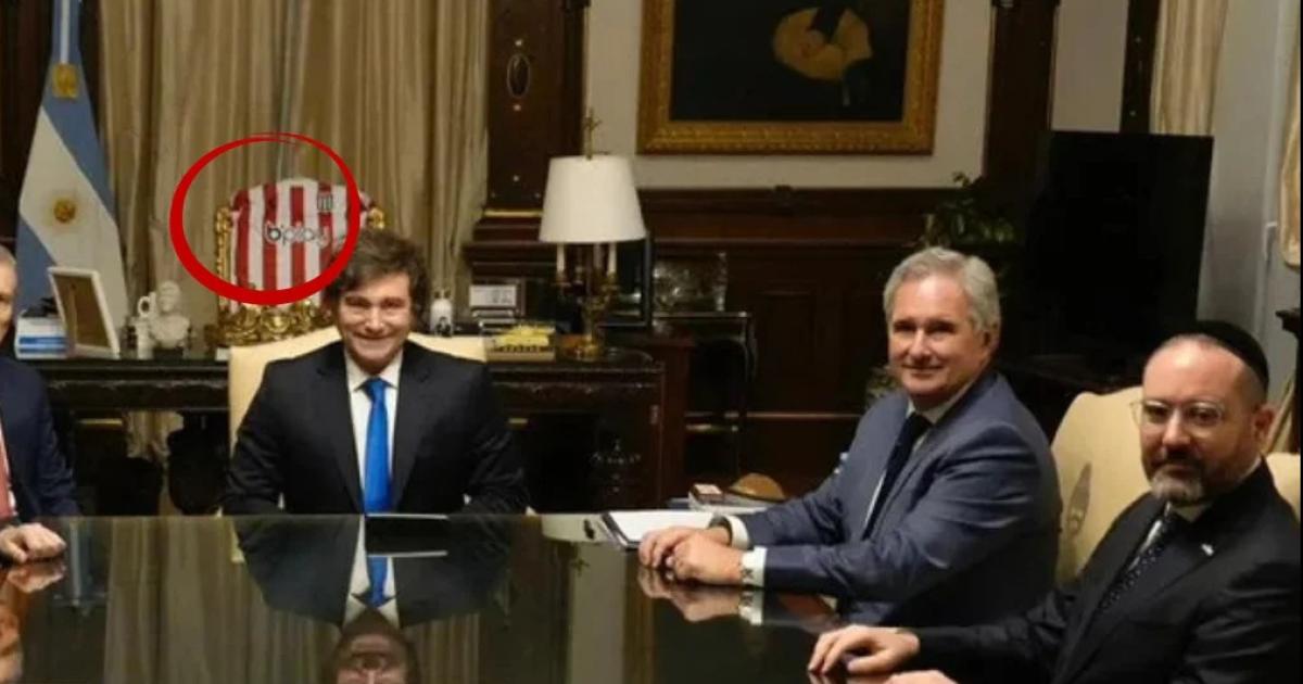 APARICIÓN El guiño de Milei a Estudiantes en plena pelea con la AFA con una camiseta en el fondo de una reunión