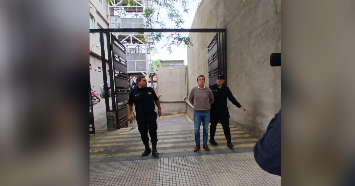 Piden eximicioacuten de prisioacuten para abogado acusado de extorsionar al empresario Paacuteez