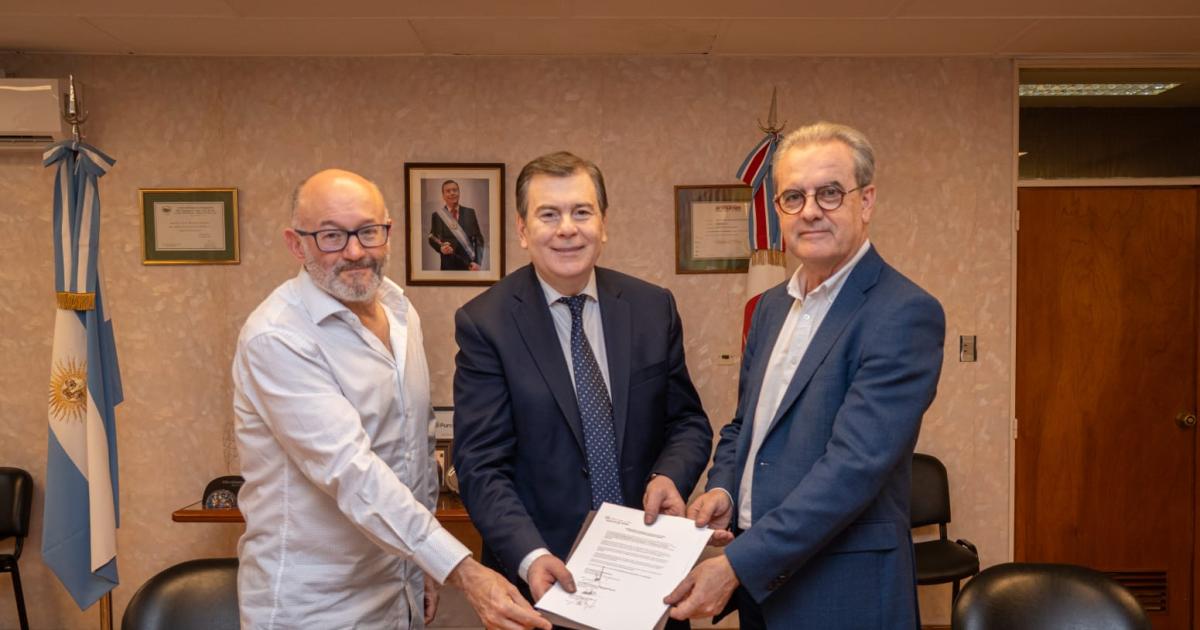 El gobernador firmoacute un acuerdo para que joacutevenes cineastas puedan ser parte de los festivales de San Sebastiaacuten y de Maacutelaga