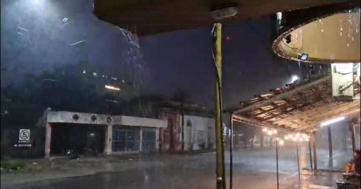 VIDEO  Una violenta tormenta con actividad eleacutectrica llegoacute a Friacuteas tras una jornada agobiante