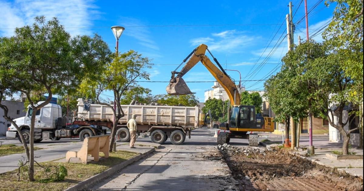 Corte y desviacuteo de traacutensito por obras en Av Coloacuten y San Juan