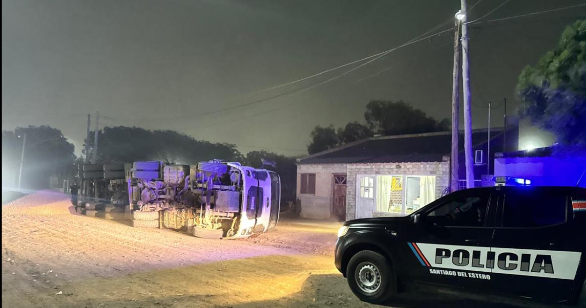 Susto en Bdeg Lujaacuten- volcoacute un camioacuten tras una mala maniobra del chofer