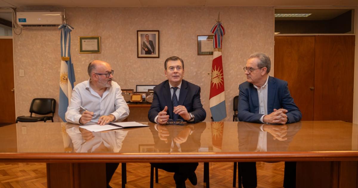 El gobernador firmoacute un acuerdo para que joacutevenes cineastas puedan ser parte de los festivales de San Sebastiaacuten y de Maacutelaga