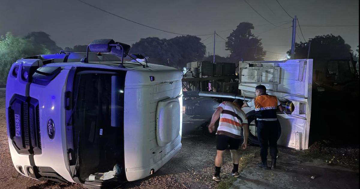 Susto en Bdeg Lujaacuten- volcoacute un camioacuten tras una mala maniobra del chofer