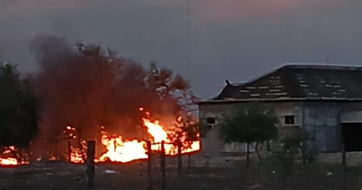 VIDEO  Tensioacuten y fuego en El Zanjoacuten- un gran incendio de pastizales puso en alerta a vecinos de la zona