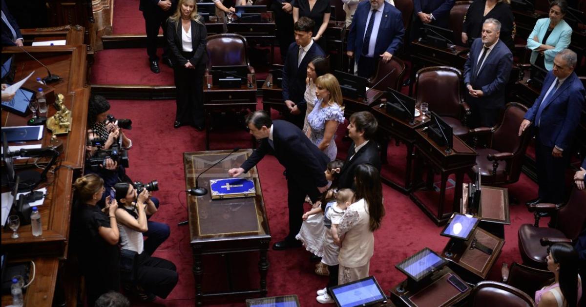 El gobernador Gerardo Zamora en el momento de la toma de juramento