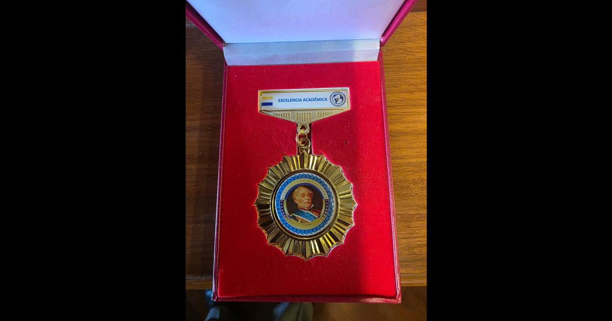 Llugdar recibioacute el tiacutetulo de Doctor Honoris Causpor su trayectoria