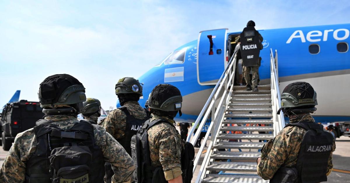 Gendarmes custodiaron el traslado del detenido brasilentildeo vinculado a la incautacioacuten de maacutes de 9 toneladas de marihuana