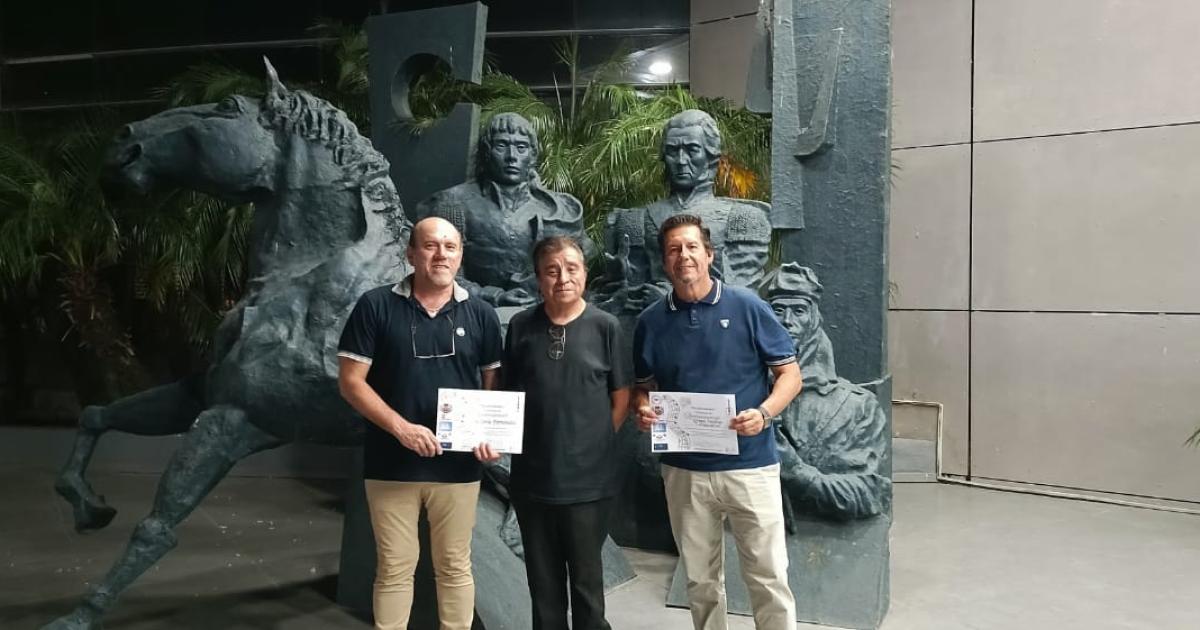 Entregaron distincioacuten a Los Hijos del Sol (Inti Hua) por su trayectoria