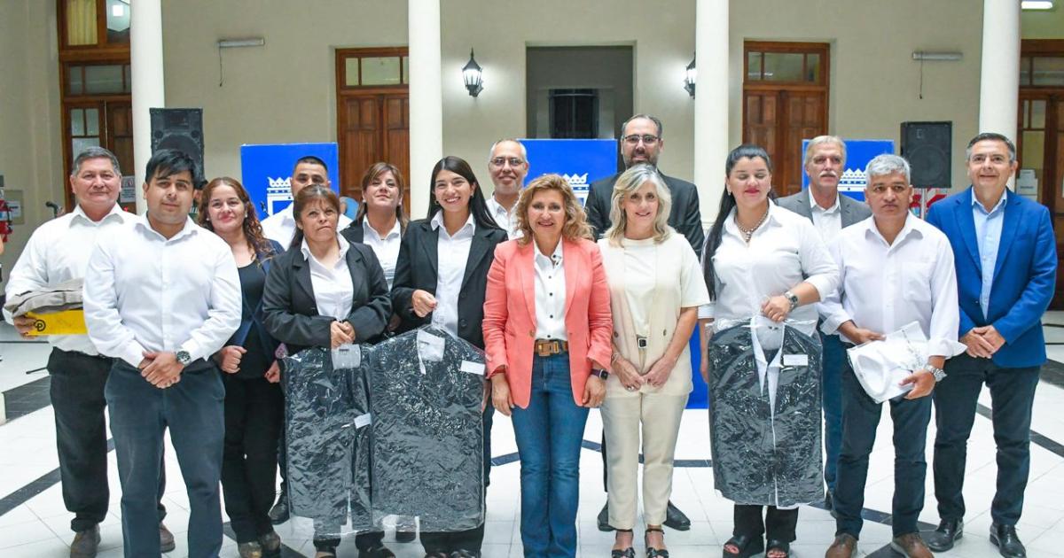 Norma Fuentes entregoacute uniformes a todo el personal de Rentas 