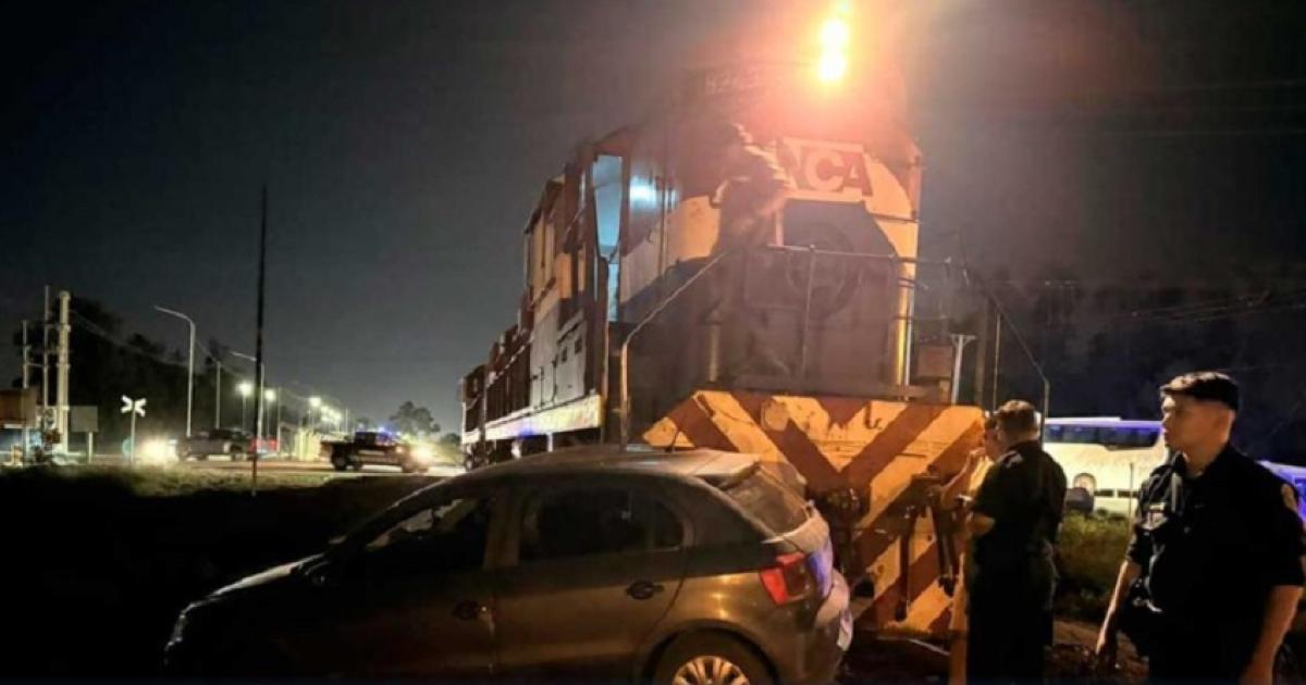 Un auto fue embestido por una locomotora en La Banda- dos mujeres resultaron heridas