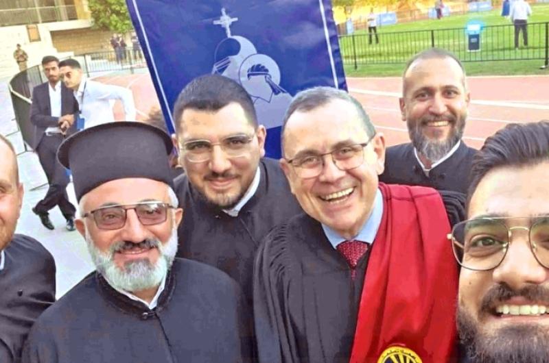 Ayuch con algunos estudiantes de Teología en la graduación de Balamand 2025 en Beirut