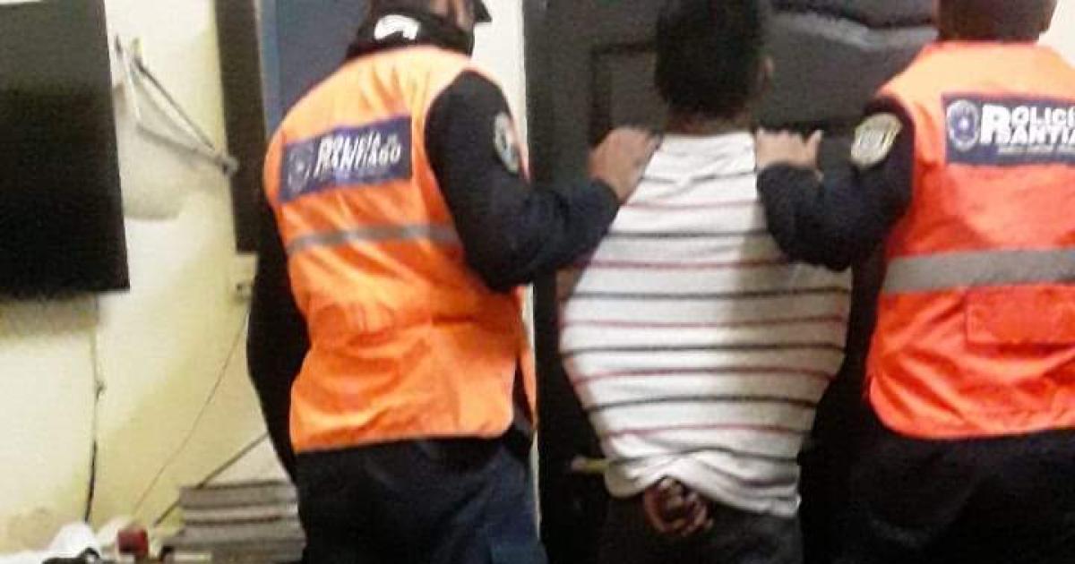 Ladroacuten se ocultoacute en un comercio el duentildeo cerroacute y quedoacute atrapado adentro